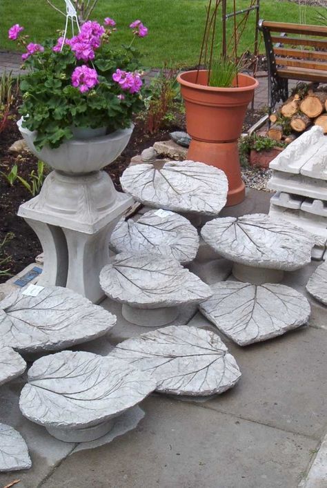 decoration de jardin avec des feuilles en ciment