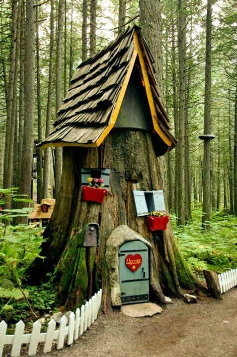 maison de gnome faites de troncs arbres