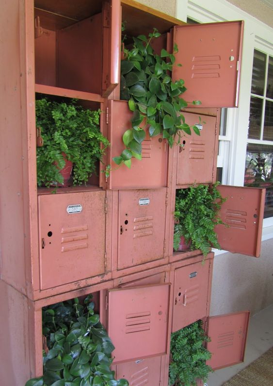 utiliser de vieilles armoires en acier dans la decoration jardin