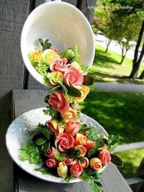 tasse flottante avec cascade de fleurs 1
