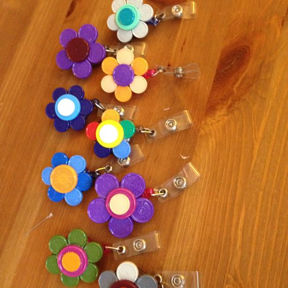 porte cles originaux fabriques a partir de capsules de bouteilles en plastique 4