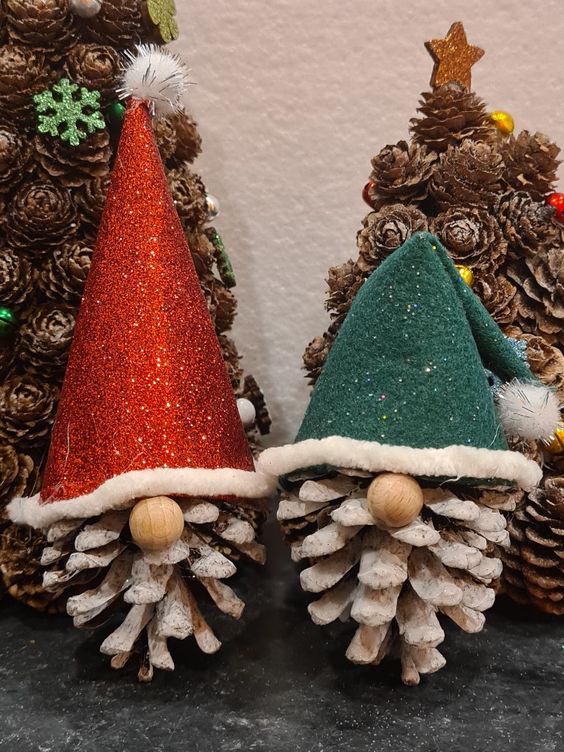 gnomes de noel faits avec des pommes de pin 3