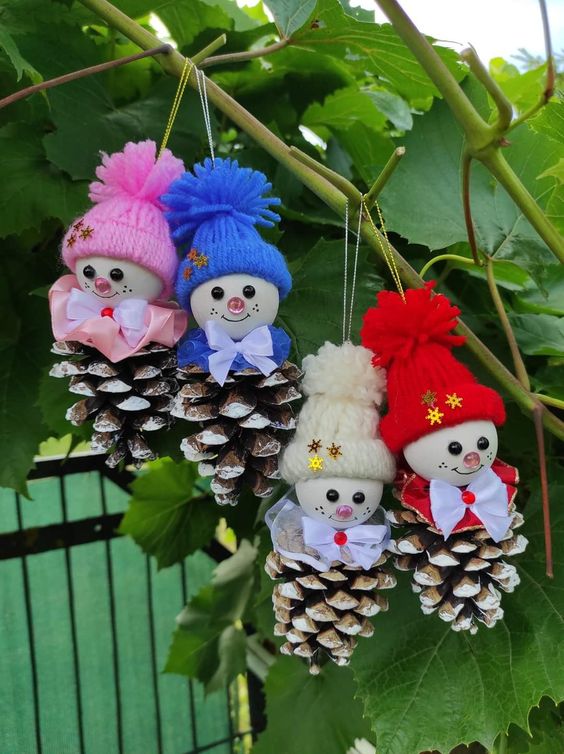 gnomes de noel faits avec des pommes de pin 5