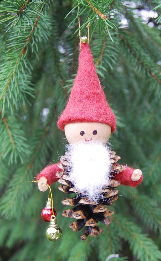 gnomes de noel faits avec des pommes de pin 7