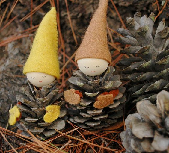 gnomes de noel faits avec des pommes de pin