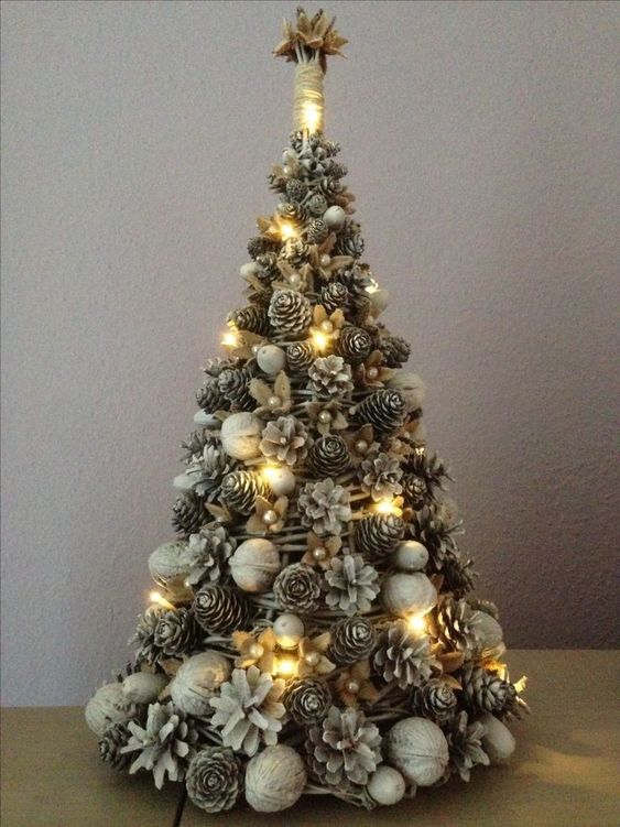 deco de noel avec des pommes de pin a la maison 2