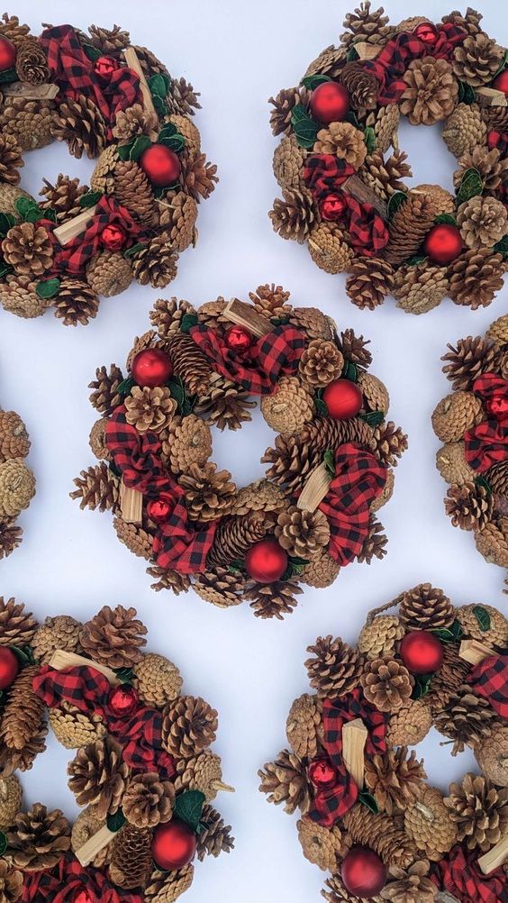 deco de noel avec des pommes de pin a la maison 3