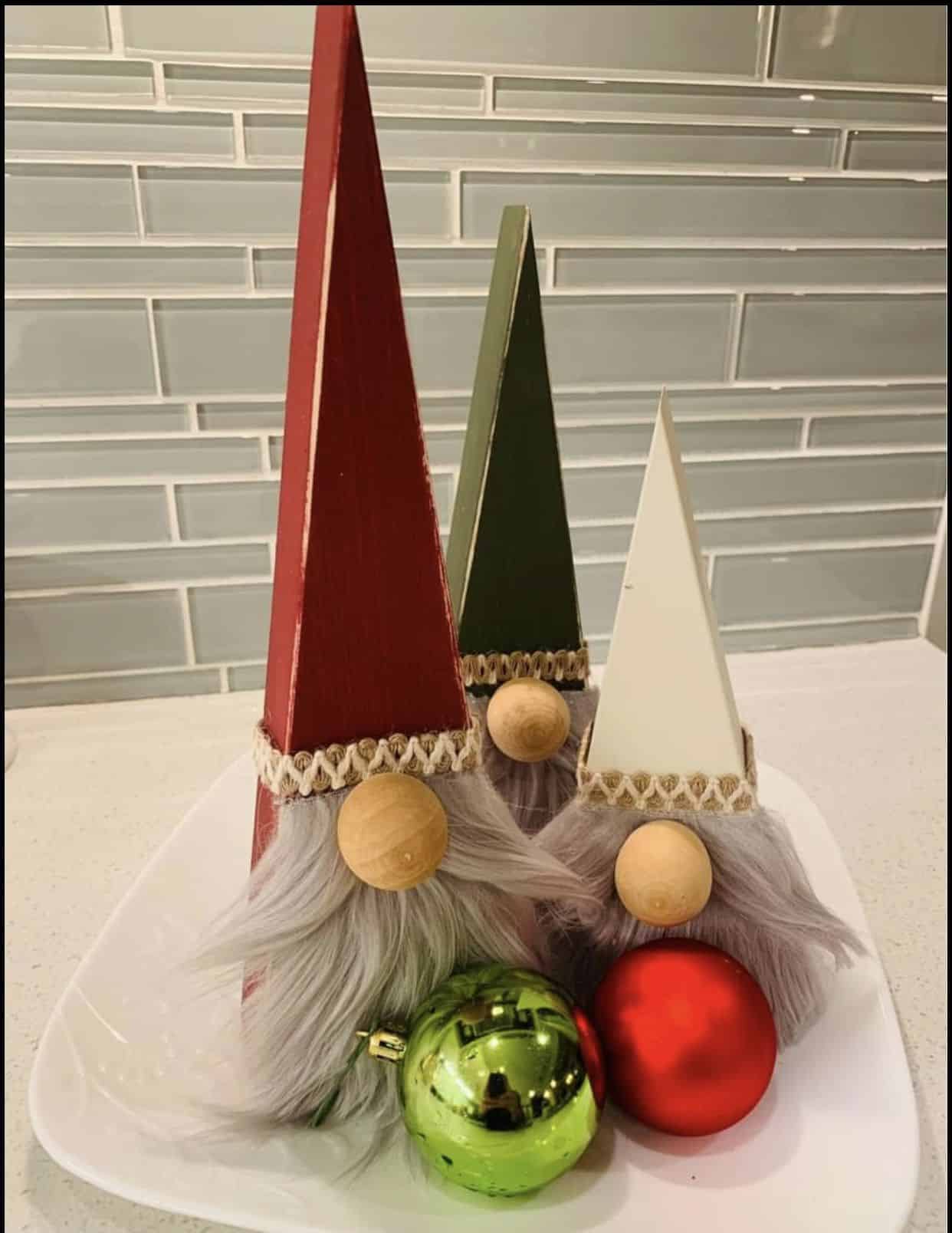 gnomes de noel avec des triangles en bois 3