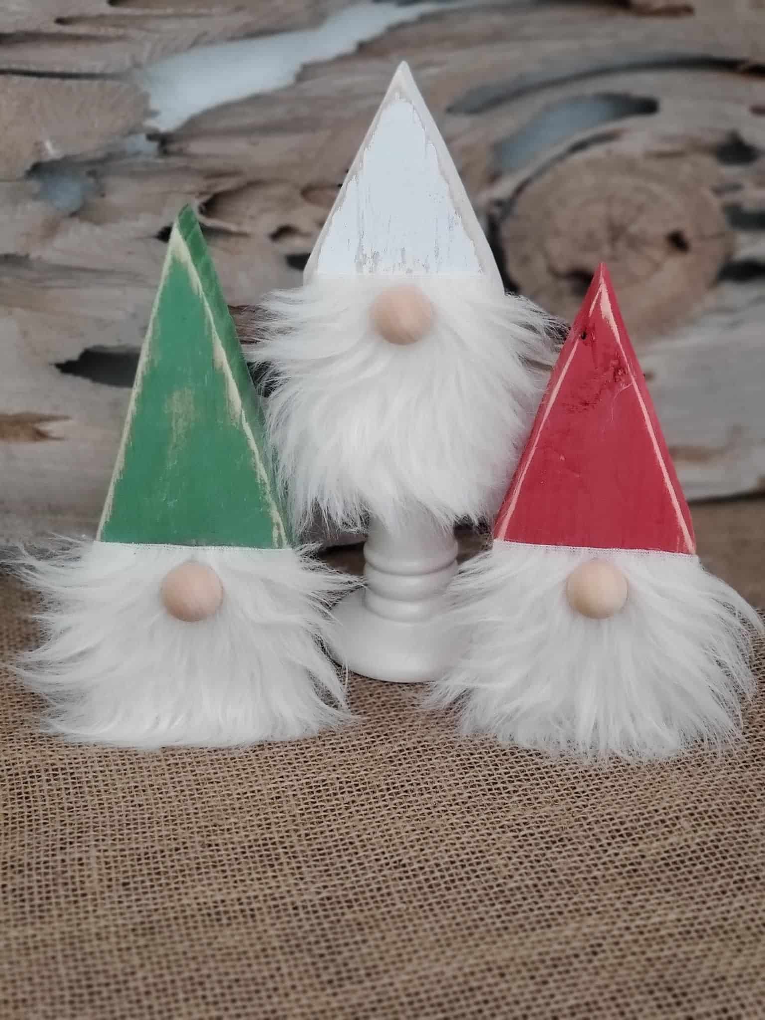 gnomes de noel avec des triangles en bois 6