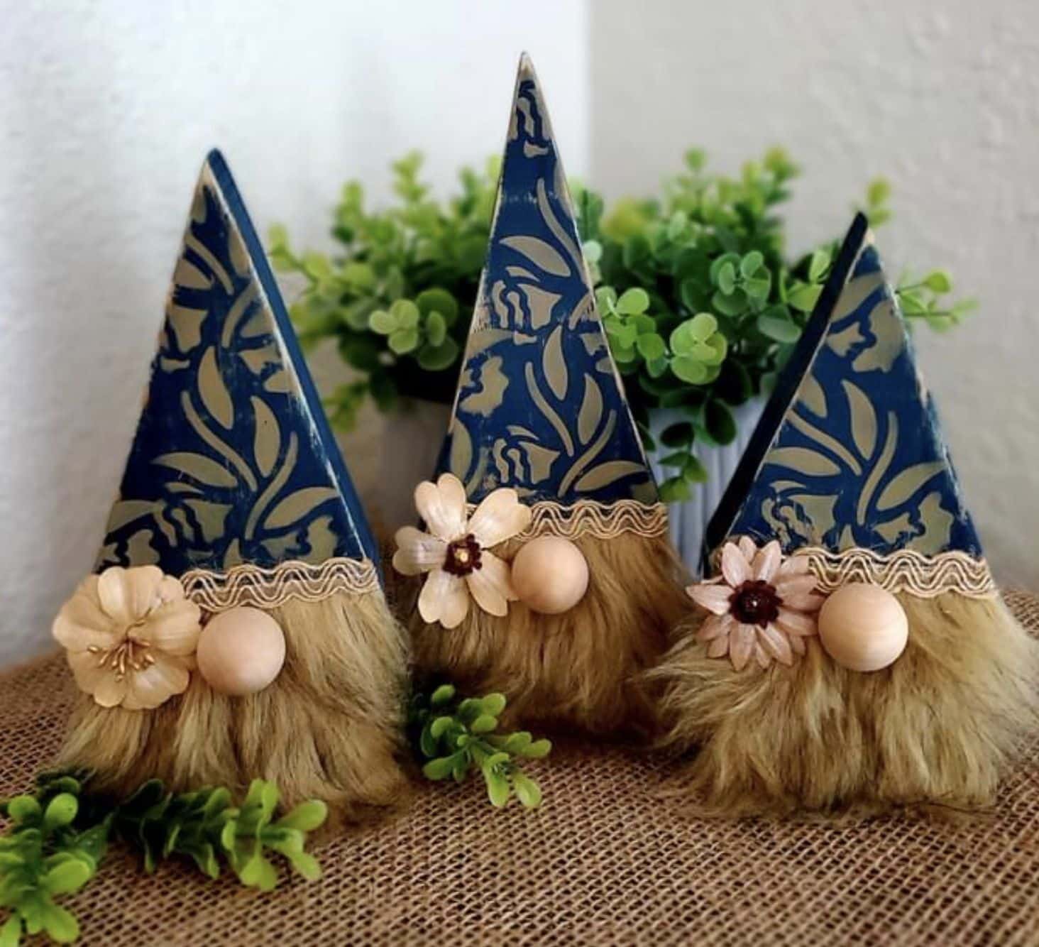 gnomes de noel avec des triangles en bois 8