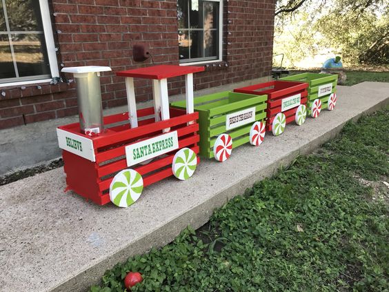 trains de noel fabriques avec des caisses en bois 2