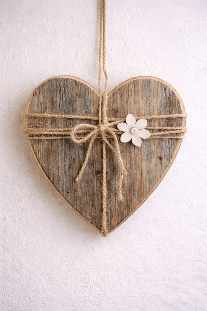 Cœurs en Bois Décorés : Idées Créatives, Techniques Artisanales et Inspirations pour une Décoration Unique coeurs en bois decores idees 4
