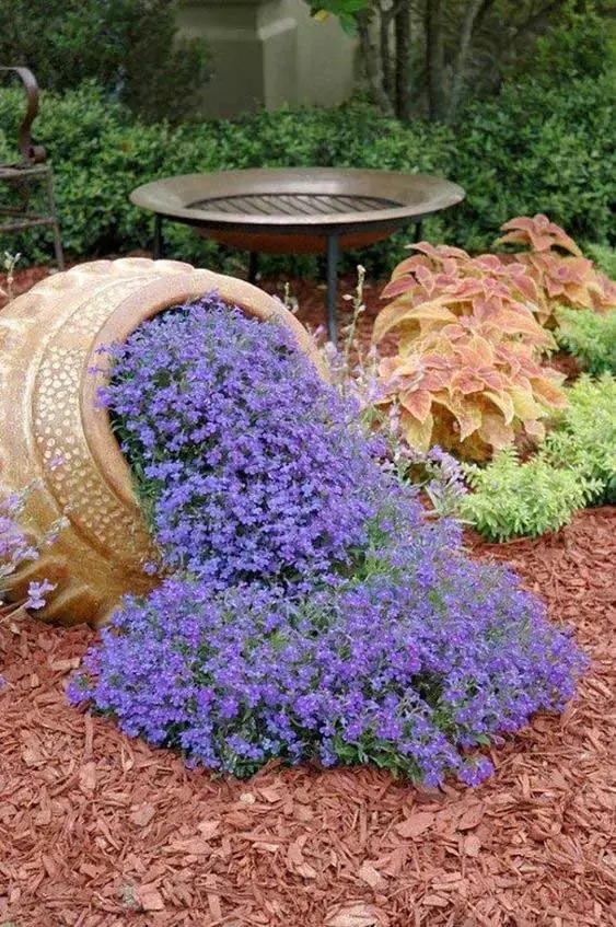 Jardin avec des pots de fleurs renversés : une idée poétique et originale pour transformer son extérieur Jardin avec des pots de fleurs renversés : une idée poétique et originale pour transformer son extérieur jardin avec des pots de fleurs renverses 6