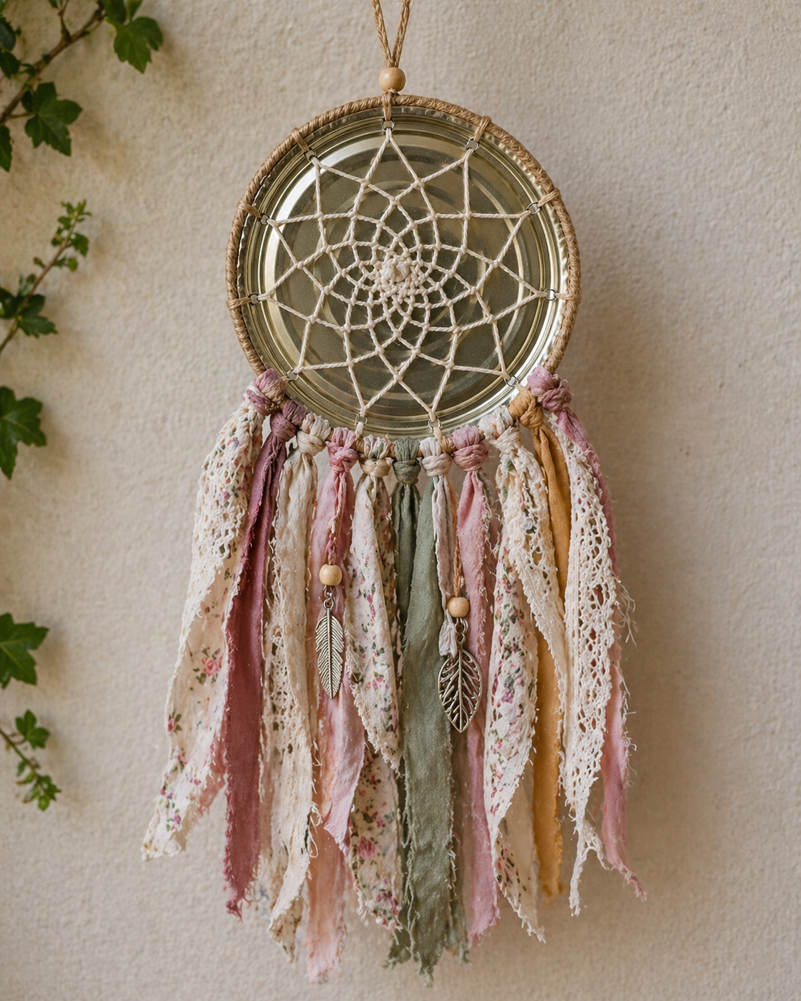 Attrape-rêves fabriqué avec des couvercles de boîtes de conserve : une idée déco recyclée, poétique et facile Attrape-rêves fabriqué avec des couvercles de boîtes de conserve : une idée déco recyclée, poétique et facile attrape reves fabrique avec des couvercles de boites de conserve 2