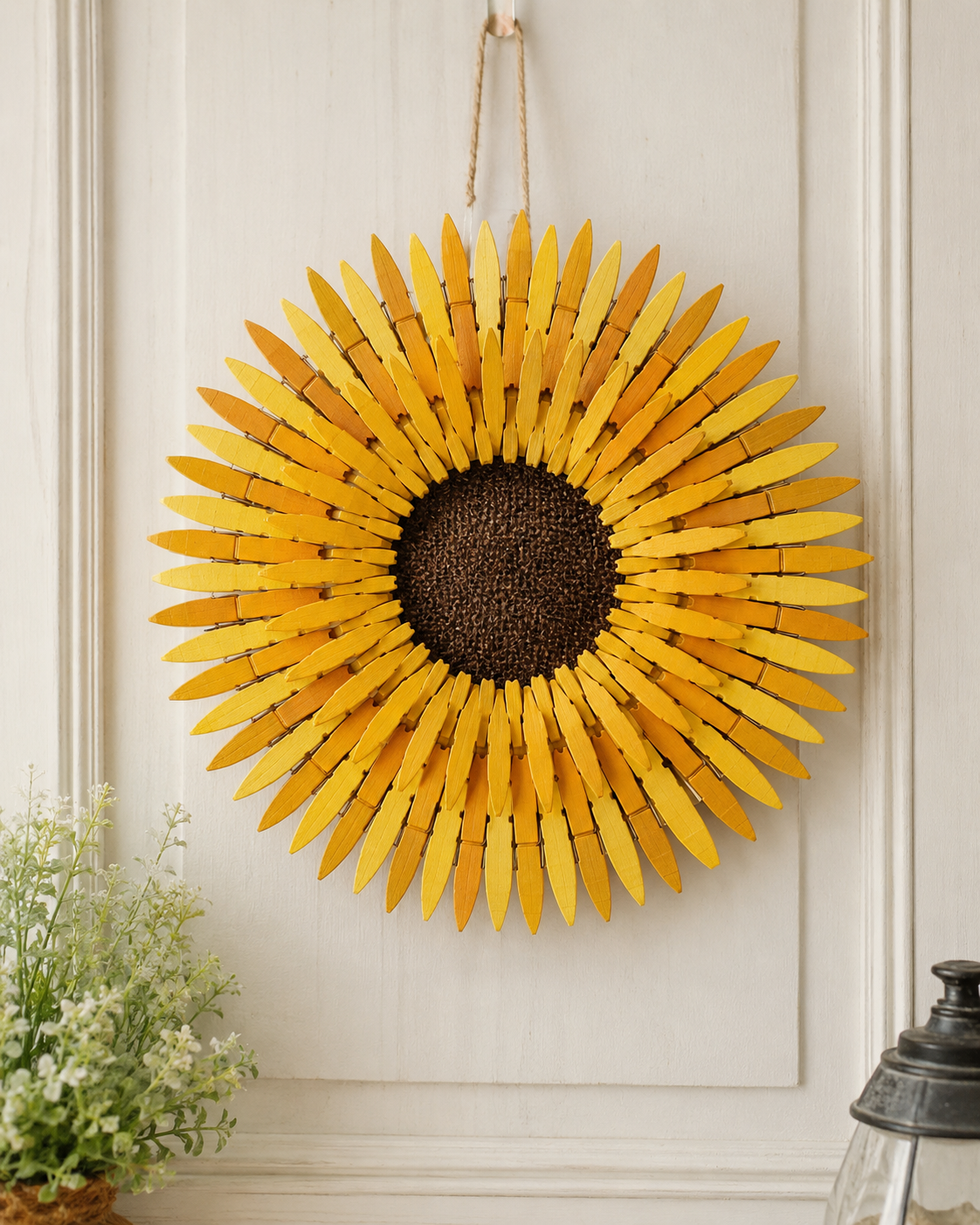Comment faire une belle couronne de tournesol en pinces à linge Comment faire une belle couronne de tournesol en pinces à linge comment faire une belle couronne de tournesol en pinces a linge 5