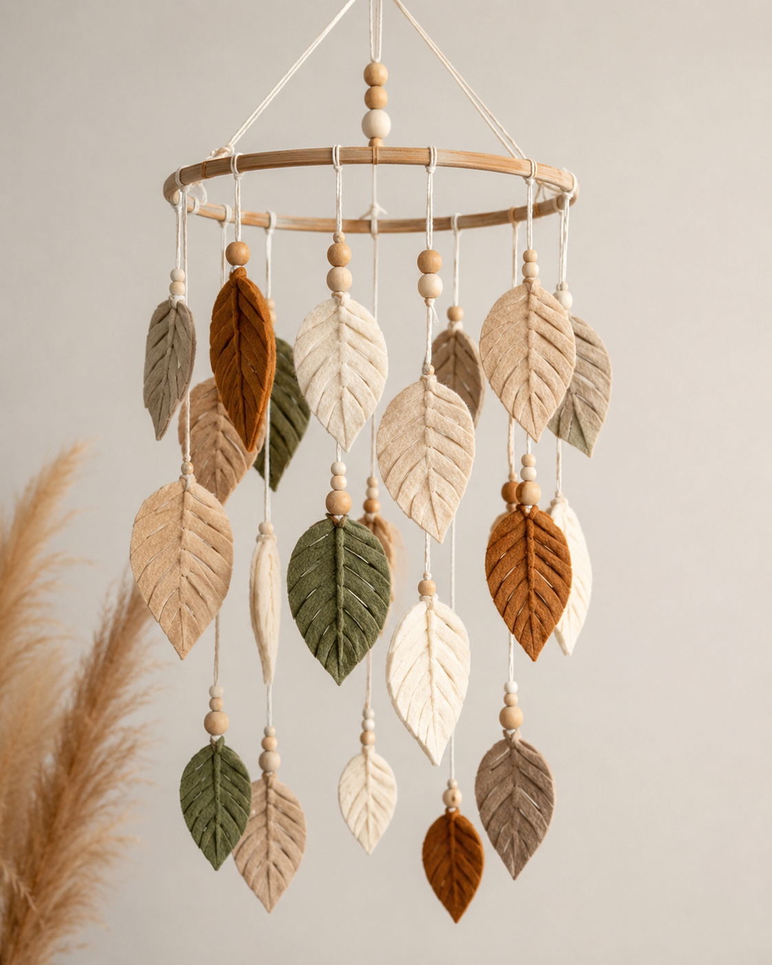 Mobile fait main en feuilles de feutrine colorées Mobile fait main en feuilles de feutrine colorées mobile fait main en feuilles de feutrine colorees 6