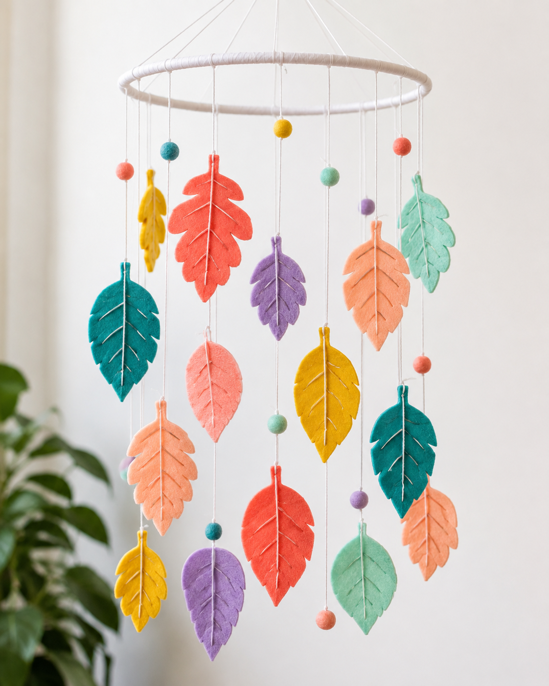 Mobile fait main en feuilles de feutrine colorées Mobile fait main en feuilles de feutrine colorées mobile fait main en feuilles de feutrine colorees 7