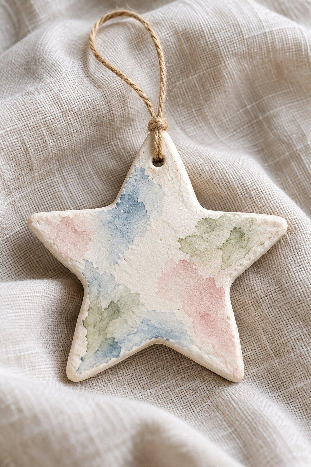 &Eacute;toile blanche en p&acirc;te au bicarbonate peinte &agrave; l&rsquo;aquarelle sur du lin