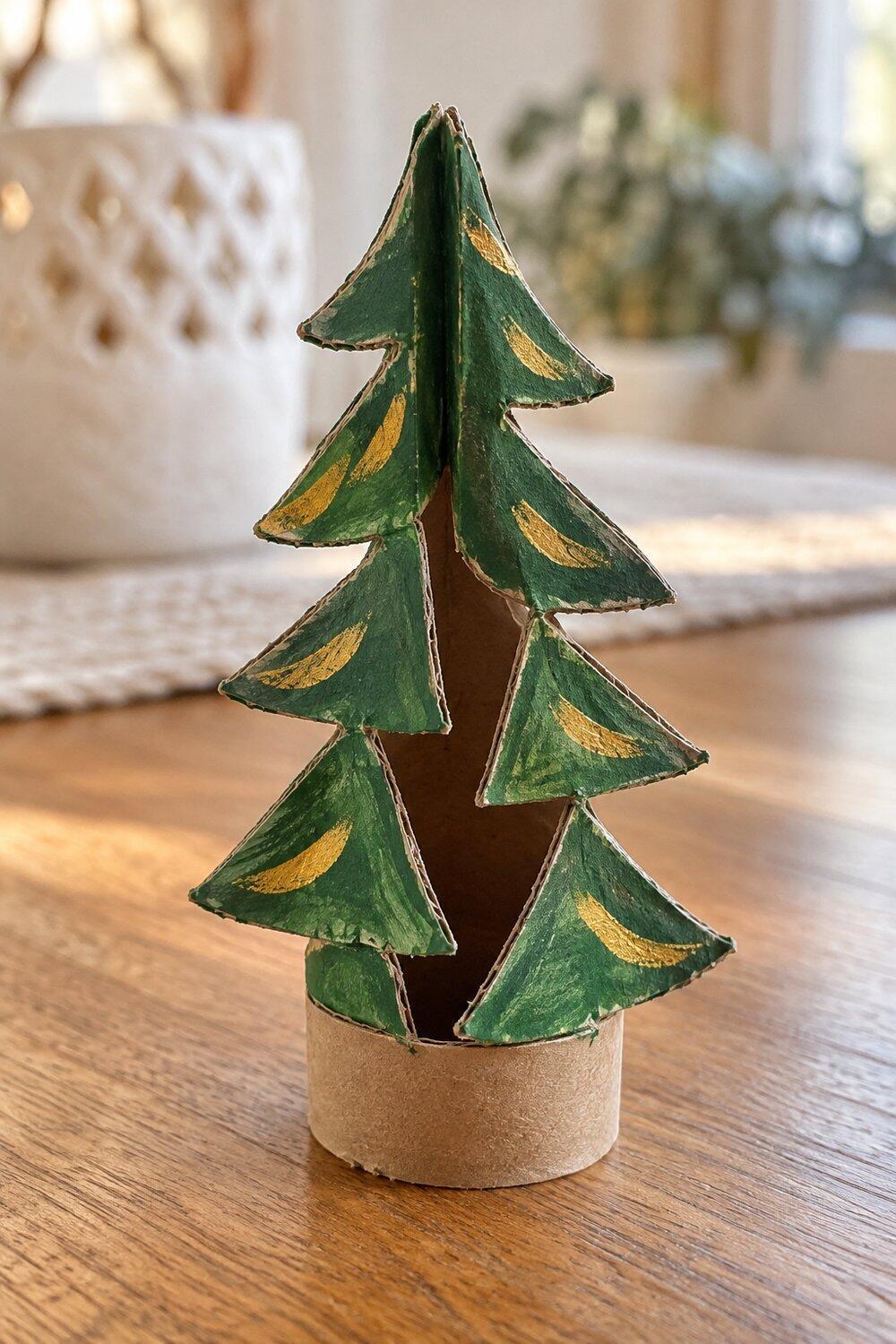 Petit sapin vert d&eacute;coup&eacute; dans un rouleau avec son socle annulaire